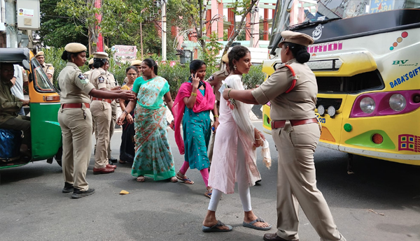police-supress-on-anganwadi-chalo-vijayawada