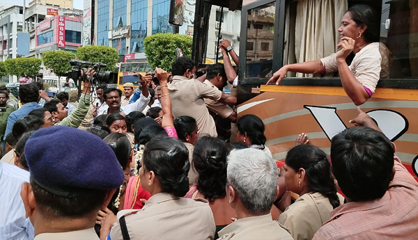 police-supress-on-anganwadi-chalo-vijayawada