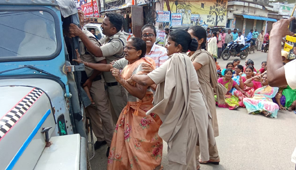 police-supress-on-anganwadi-chalo-vijayawada4