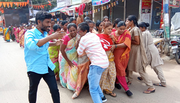 police-supress-on-anganwadi-chalo-vijayawada11