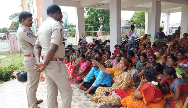 police-supress-on-anganwadi-chalo-vijayawada4