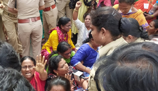 police-supress-on-anganwadi-chalo-vijayawada4
