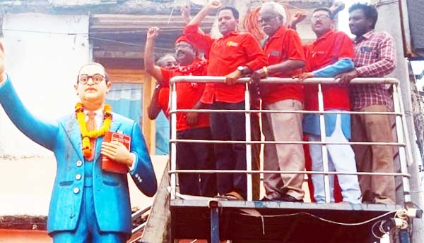 రాజాంలో అంబేద్కర్‌ విగ్రహం వద్ద నివాళులర్పిస్తున్న సిపిఎం నాయకులు  