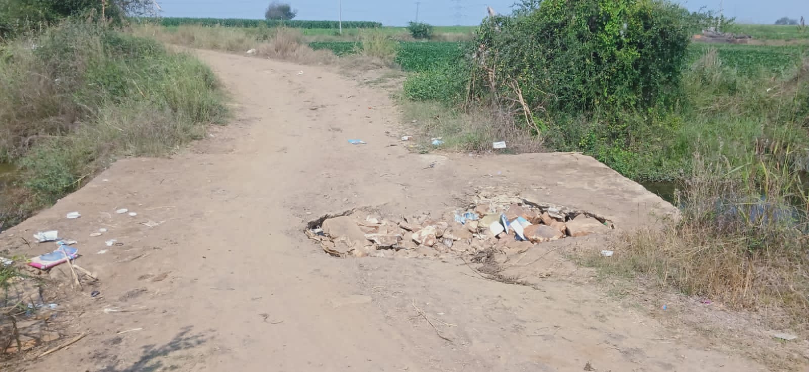 కూలిన కల్వర్టు గుంతలో వేసిన రాళ్లు