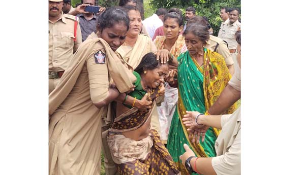 సొమ్మసిల్లి పడిపోయిన మహిళ