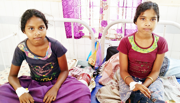 చికిత్సపొందుతున్న విద్యార్థినులు