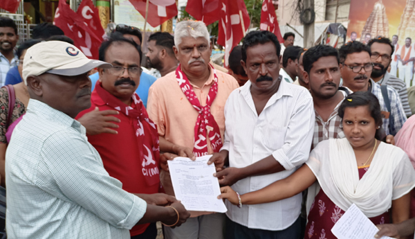 ఎస్.కోటలో వినతులు స్వీకరిస్తున్న సిపిఎం నాయకులు