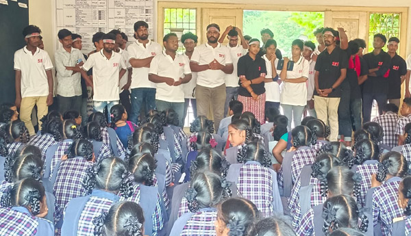     ఎస్‌.కోట వసతిగృహంలో విద్యార్థులతో మాట్లాడుతున్న ఎస్‌ఎఫ్‌ఐ నాయకులు