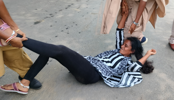 ఎస్‌ఎఫ్‌ఐ నాయకులపై పోలీసుల దాష్టీకం