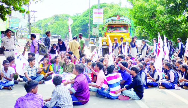 ఎస్‌ఎఫ్‌ఐ నాయకులపై పోలీసుల దాష్టీకం