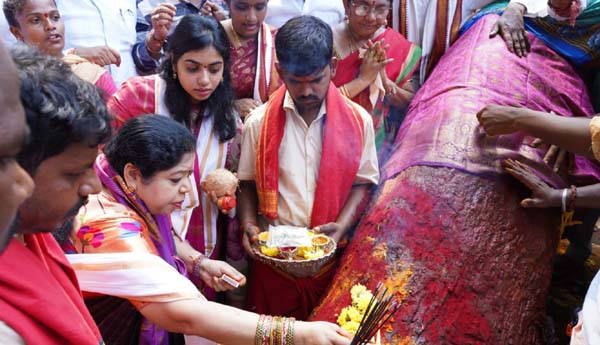    సిరిమాను చెట్టు వద్దపూజలుచేస్తున్న మాజీ ఎంపి బొత్స ఝాన్సీలక్ష్మి