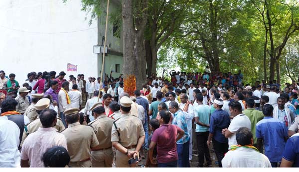  సిరిమాను చెట్టు తరలింపునకు తరలివచ్చిన జనం