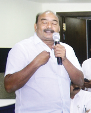 ప్రశ్నిస్తే కొడుతున్నారు