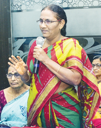 ప్రశ్నిస్తే కొడుతున్నారు