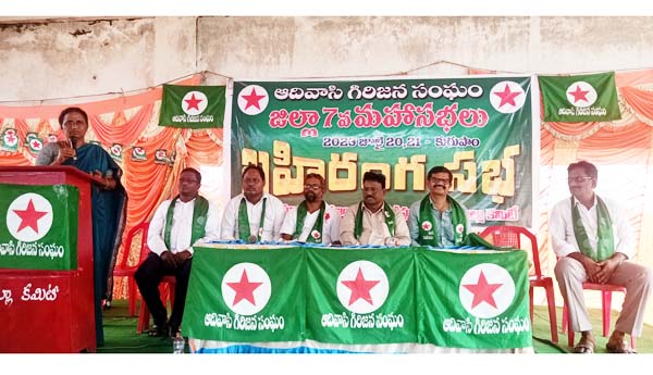 సభలో మాట్లాడుతున్న సిఐటియు రాష్ట్ర కార్యదర్శి కె.సుబ్బరావమ్మ