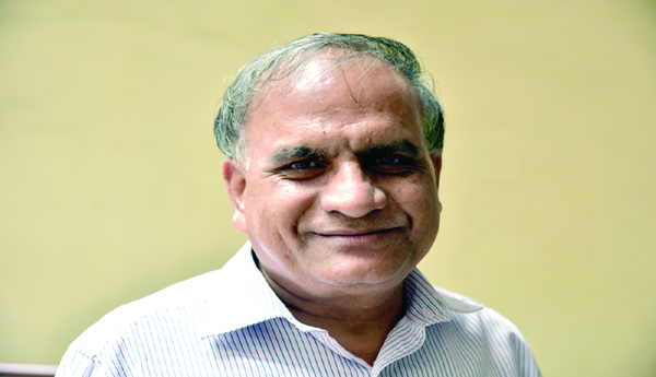 కరోనా నేపథ్యంలో సంప్రదాయ మీడియా... మార్కెట్‌లో అమ్మకానికి సిద్ధంగా వుందని 'వైర్‌' పత్రిక వ్యవస్థాపకులలో ఒకరైన ఎం.కె.వేణు ఇటీవల పతాక కథనం రాశారు. పత్రికలు, టీవీ ఛానళ్లు కష్టనష్టాలలో మునిగి పాలకులకు సన్నిహితులైన కార్పొరేట్ల గుప్పిట్లోకి పోతున్నాయని ఆయన ఉదాహరణలతో సహా చెప్పారు. 