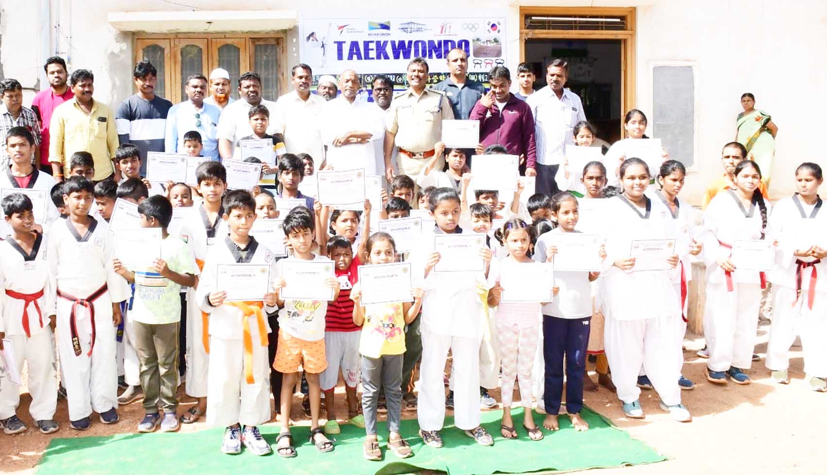 తైక్వాండో క్రీడాకారులతో ఎమ్మెల్యే కాటసాని రాంభూపాల్రెడ్డి, డిఎస్పి మహబూబ్బాష, తదితరులు