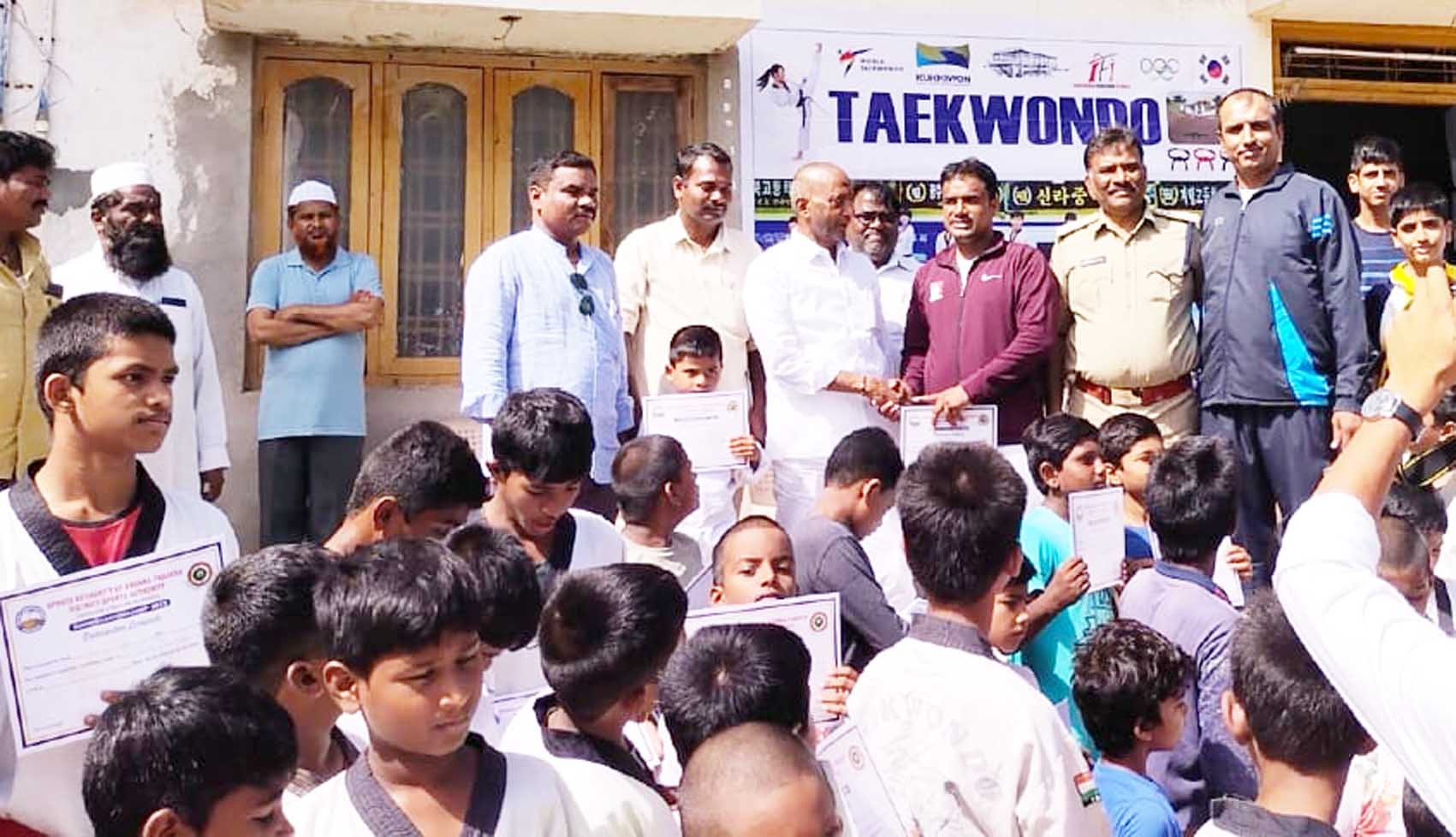 తైక్వాండో క్రీడాకారులతో ఎమ్మెల్యే కాటసాని రాంభూపాల్రెడ్డి, డిఎస్పి మహబూబ్బాష, తదితరులు