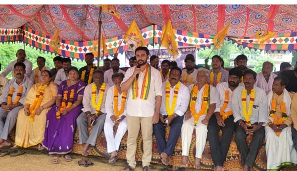    చీపురుపల్లి : దీక్షలో మాట్లాడుతున్న కిమిడి నాగార్జున