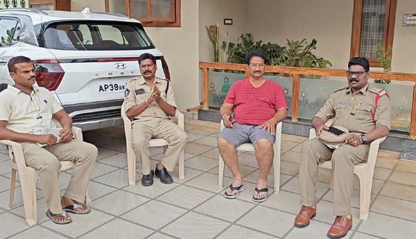 విజయనగరంలో జిల్లా ప్రధాన కార్యదర్శి ఐవిపి రాజును గృహ నిర్బంధం చేసిన పోలీసులు