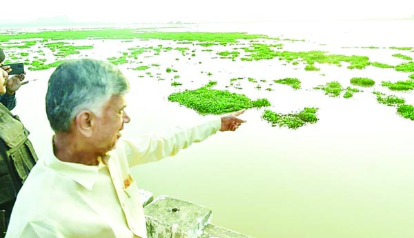   తోటపల్లి ప్రాజెక్టును పరిశీలిస్తున్న చంద్రబాబునాయుడు