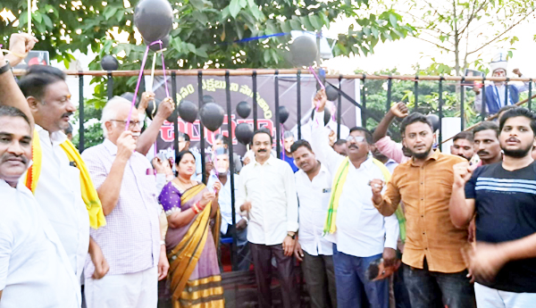 చంద్రబాబు అరెస్టుకు నిరసనగా బెల్లూన్లు ఎగురవేస్తున్న టిడిపి నాయకులు