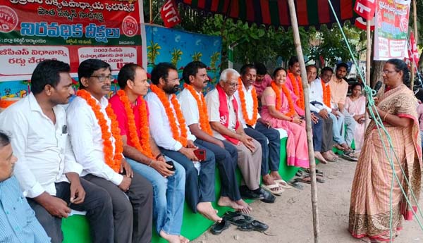 దీక్షలకు మద్దతు తెలుపుతున్న అంగన్వాడీ వర్కర్స్ అండ్ హెల్పర్స్యూనియన్ రాష్ట్రప్రధాన కార్యదర్శి కె.సుబ్బరావమ్మ