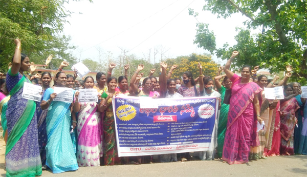 వంగర (శ్రీకాకుళం) : అఖిలభారత సమ్మెలో భాగంగా ... వంగర మండల కేంద్రంలో స్కీమ్‌ వర్కర్లు ర్యాలీ నిర్వహించారు. అనంతరం డిప్యూటీ తహశీల్దార్‌ కు వినతిపత్రాన్ని అందజేశారు.