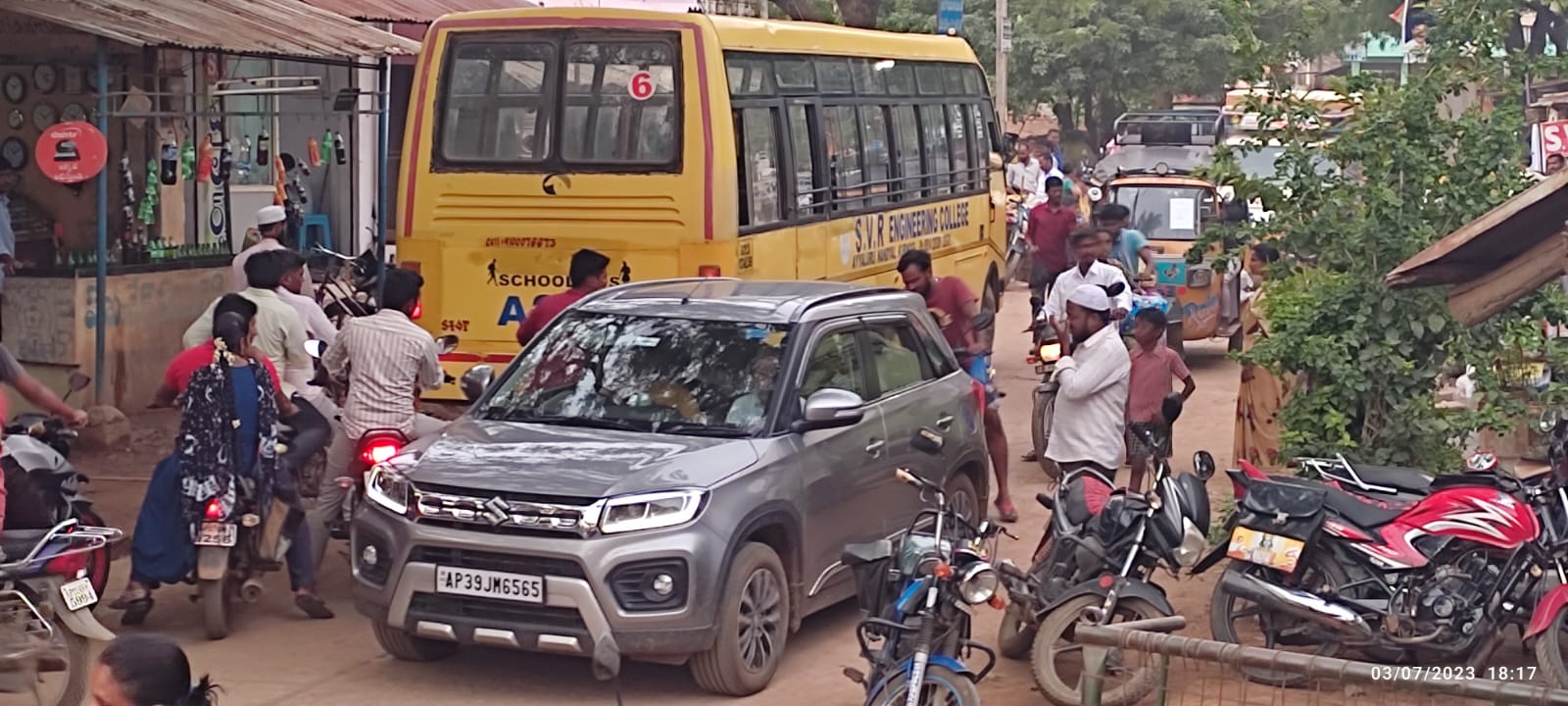 రోడ్డుపై నిలిచిన వాహనాలు