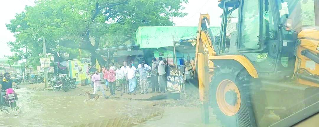 వెలుగోడు : రహదారిపై నిలిచిన వర్షపు నీరు వెళ్లేలా జెసిబితో చర్యలు చేపడుతున్న సర్పంచి వేల్పుల జైపాల్‌చేస్తున్నారు. వంకలు, వాగులు పొంగిపొర్లాయి.