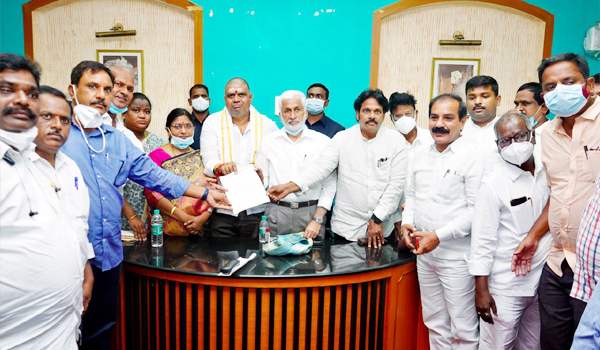 ఎంపి విజయసాయిరెడ్డికి వినతిపత్రం ఇస్తున్న ఉక్కు కార్మిక సంఘాల నాయకులు