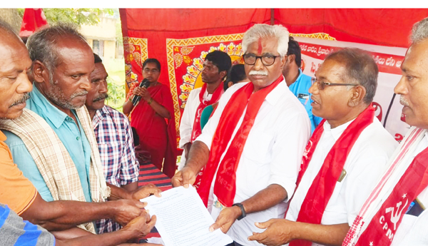 పిఎం నాయకుల ఎదుట మొరపెట్టుకున్నారు.