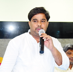 ప్రశ్నిస్తే కొడుతున్నారు
