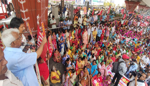 దేశవ్యాప్త సమ్మెలో భాగంగా రైల్వే డిఆర్ఎం ఆఫీస్ నుంచి ఆసిల్ మెట్ట వరకు అఖిలపక్ష కార్మిక ర్యాలీ సంఘాలు. అనంతరం బహిరంగ సభలో మాట్లాడుతున్న సిఐటియు రాష్ట్ర అధ్యక్షులు సిహెచ్ నరసింహరావు