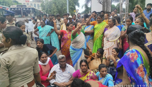 visakha-police-suppress-on-anganwadi-chalo-vijayawada