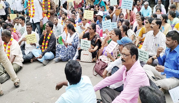 contractor-employees-protest