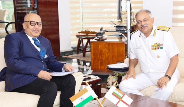చర్చించుకుంటున్న రాష్ట్ర ప్రభుత్వ ప్రధాన కార్యదర్శి ఆదిత్యనాథ్‌దాస్‌, తూర్పు నౌకాదళ అధిపతి ఎబి.సింగ్‌