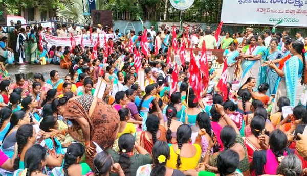 జిల్లా కలెక్టరేట్ వద్ద బైటాయింపు