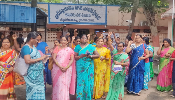 wg-police-suppress-on-anganwadi-chalo-vijayawada