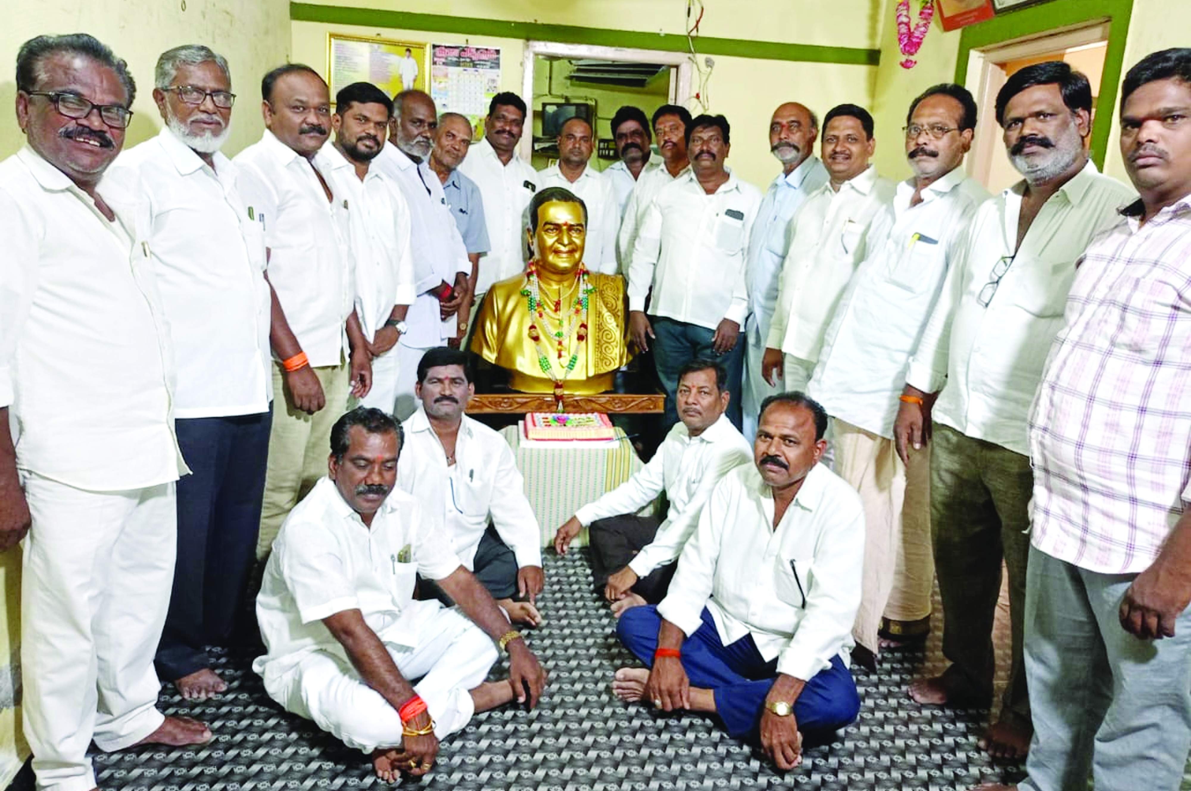 కేక్‌ కట్‌ చేసి సంబరాలు జరుపుకుంటున్న నాయకులు