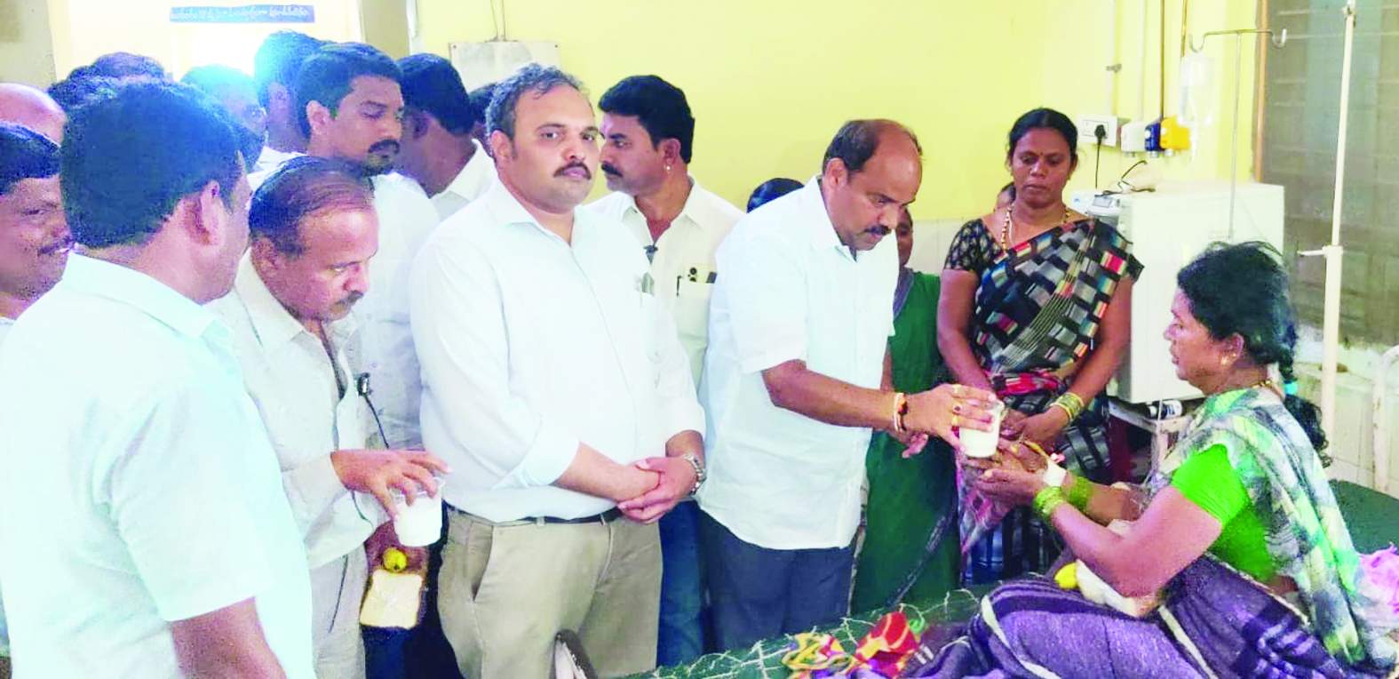 ఎమ్మిగనూరులో పండు, బ్రెడ్లు పంపిణీ చేస్తున్న జగన్మోహన్‌ రెడ్డి