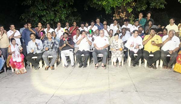    జిల్లా టిడిపి కార్యాలయంలో నిరసన తెలుపుతున్న టిడిపి, జనసేన నాయకులు